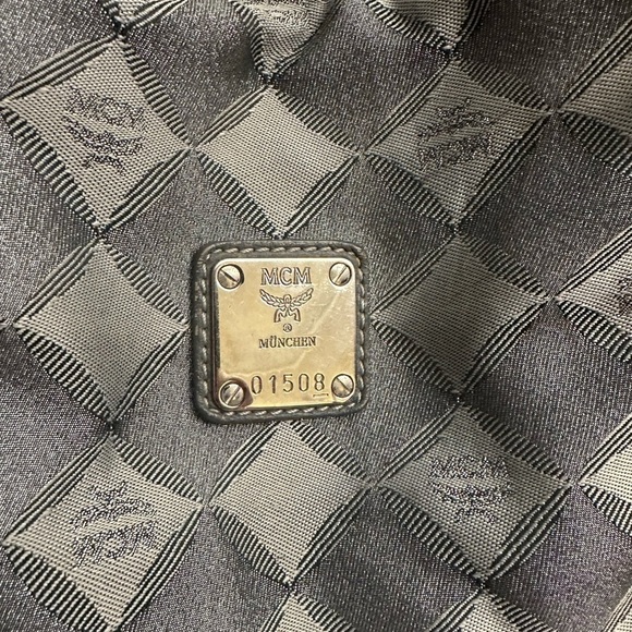 MCM DIAMOND PRINT GRAY TOTE/NYLON & LEATHER/ CLIP CLOSURE WITH MATCHING POUCH!! - Picture 4 of 16